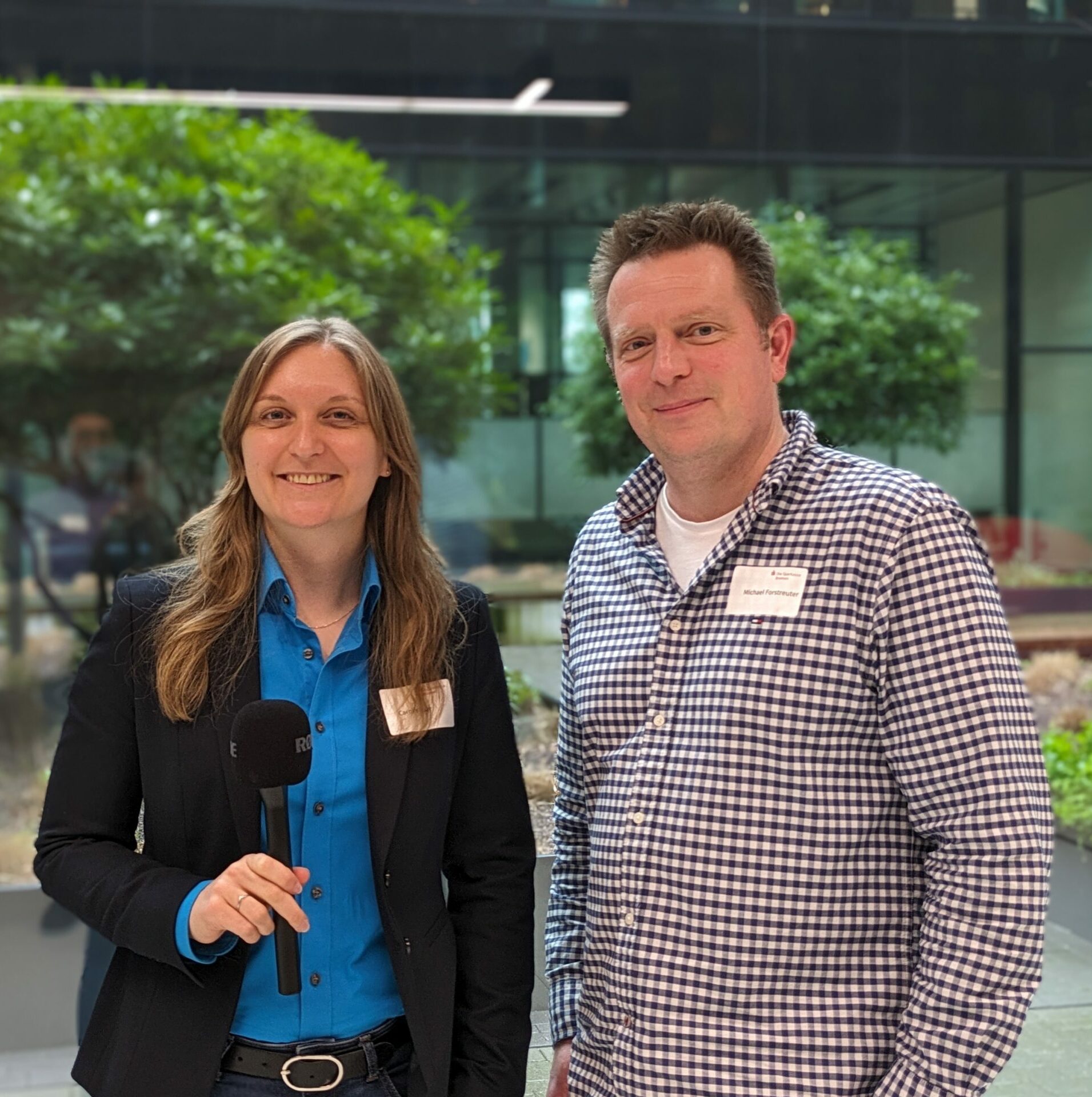 Caro von Inklupreneur und Michael von Heinr. Kramer Gruppe nebeneinander