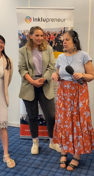 Amy interviewt Mitarbeitende von Raddison